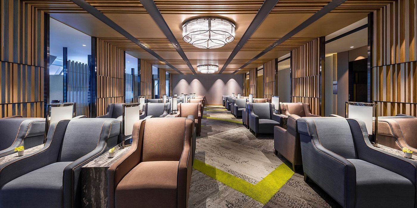 黄金礼遇贵宾休息区,宽敞明亮的休憩空间与舒适沙发座椅。